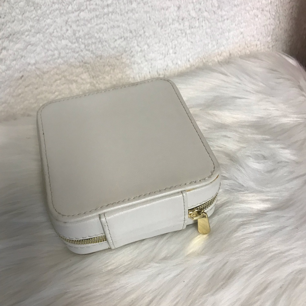 Compact Gray Travel Jewelry Case for Women - Picture 4 of 5